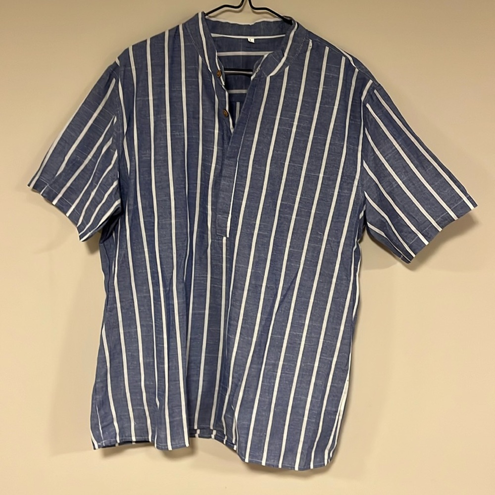 Men’s shirt, three-quarter button-down size large